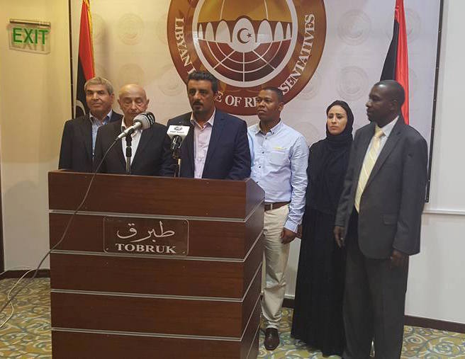 La conferenza stampa di ieri del portavoce dell'House of Representatives (parlamento legittimo eletto che esprime il governo di Tobruk), Faraj Buhasahim. Presente anche il presidente dell'organo sovrano libico legittimo, Ageela Salah Gwaider (secondo da sinistra. Foto HoR)
