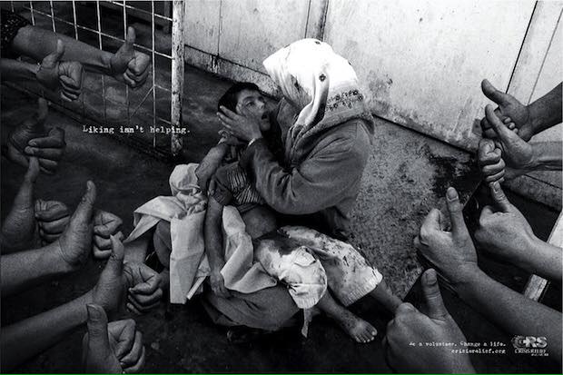 Una fotografia metaforica particolarmente eloquente che mostra l'inutilità di un like dinanzi al dolore ed al bisogno
