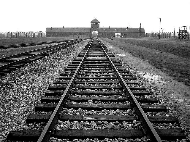 Auschwitz. Il binario dove termina il viaggio a cui conduce il razzismo.
