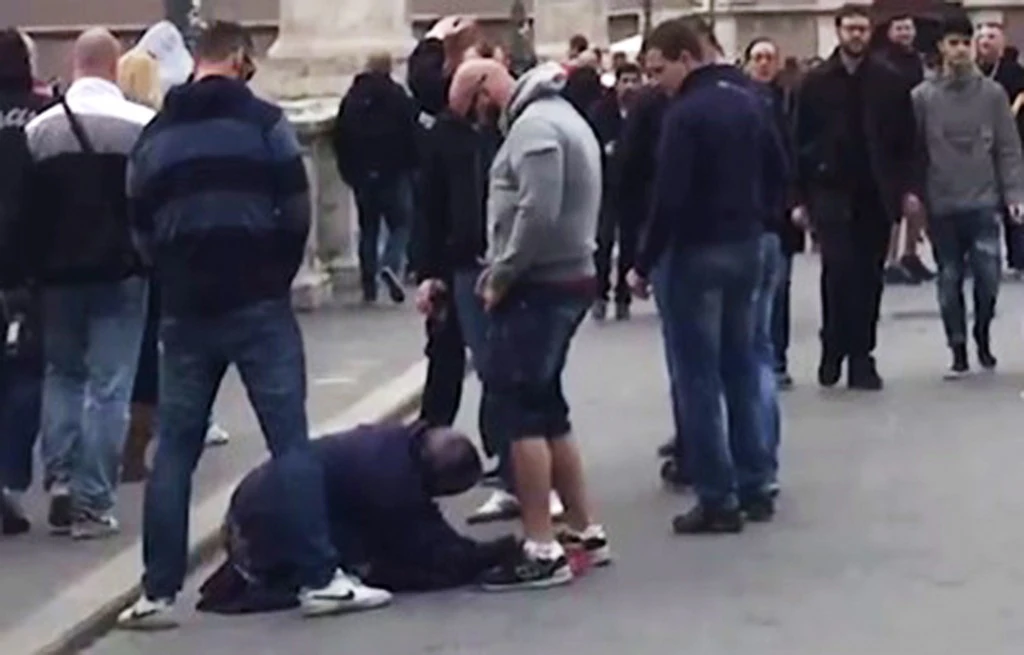 urina omicida sulle mendicanti di Roma _ tifosi-sparta-urinano-su-mendicante-roma.jpg
