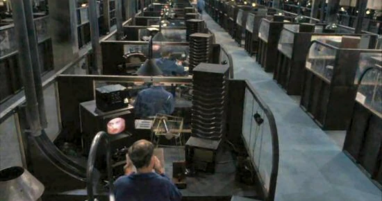“la menzogna diventa verità e passa alla storia” da 1984 di G. Orwell