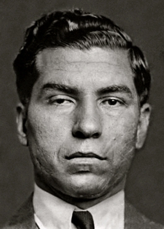 lucky Luciano considerato l'architetto del crimine organizzato moderno e il beato coistruttore del narcotraffico, liberato in Italia dagli USA
