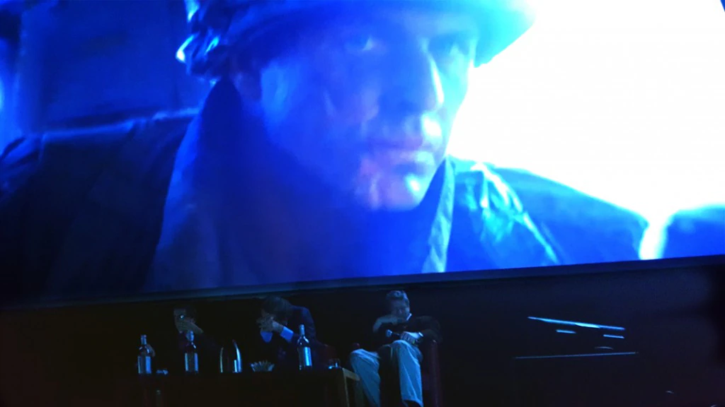 Antonio Monda a sinistra dell'immagine , al centro con Oliver Stone, a destra Richard Peña, durante la proiezione dei celebri fotogrammi della morte del sergente jonas in Platoon
