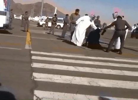 screen shoot del video ora rimosso da yoiu tube della decapitazione in strada di Layla bint Abdul Mutaleb Bassim in Arabia SauditaDal 1985 al 2013 sono state eseguite oltre 2000 condanne a morte, la maggior parte con pubblica decapitazione in luogo pubblico