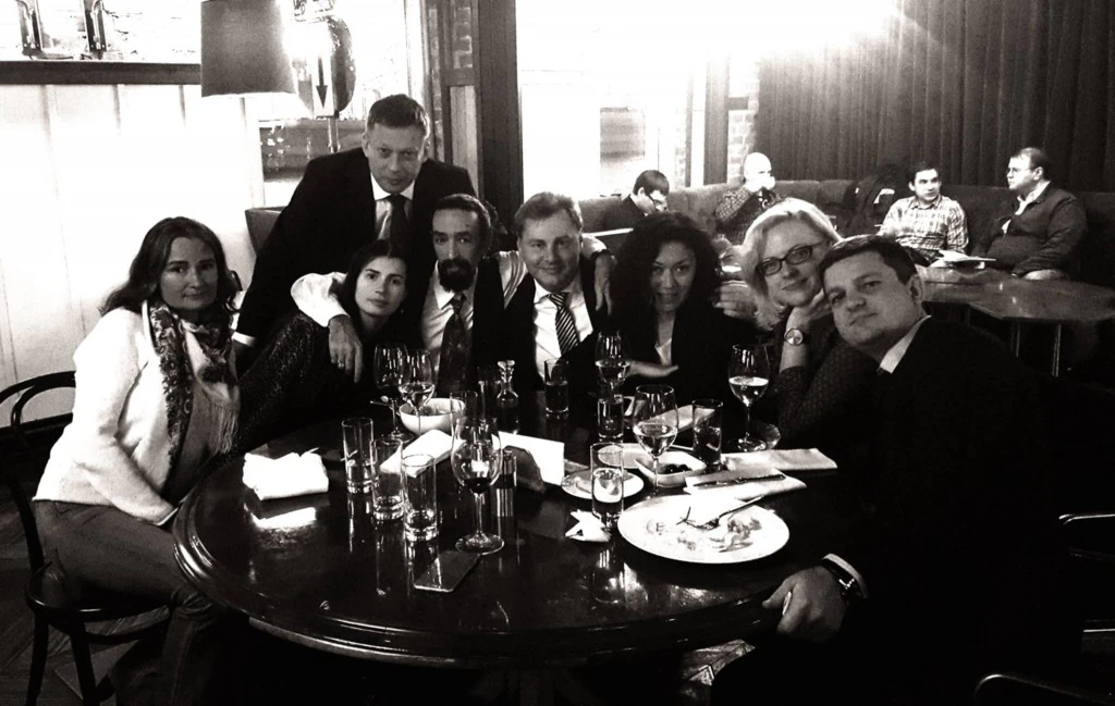 la cena dopo l'incontro : Da sinistra La poetessa Vera Pavlova, in piedi il sociologo Alexey Firsov, La Cantante lirica Natlia Pavlova, lo scrittore Vladimir Torin, la curatrice d'arte ed eventi Ekaterina Altayeva, la giornalista della Pravda Natalia Karmanova, e il vicedirettore generale della Pravda Roman Karmanov