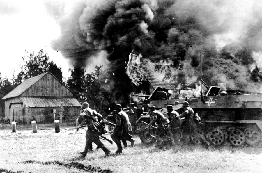 Soldati tedeschi Nazisti bruciano villaggi russi durante l'avanzata nell'operazione barbarossa