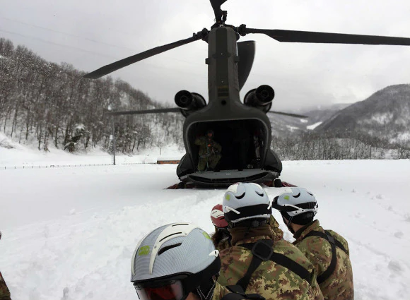 5 / 37 4° Reggimento Alpini Paracadutisti in azione con un CH-47 di supporto