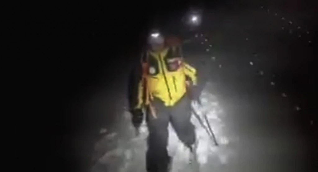 I Finanzieri Alpini nella tormenta di notte sugli sci mentre vanno verso l'Hotel