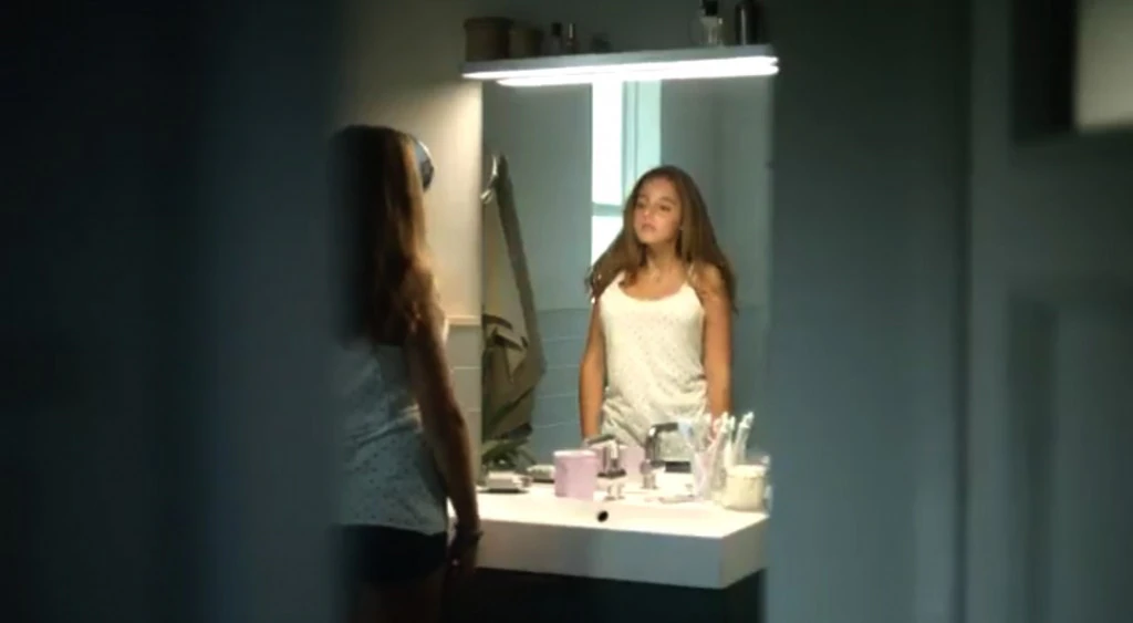 adolescente con le protesi di seno nello spot di Ikea 