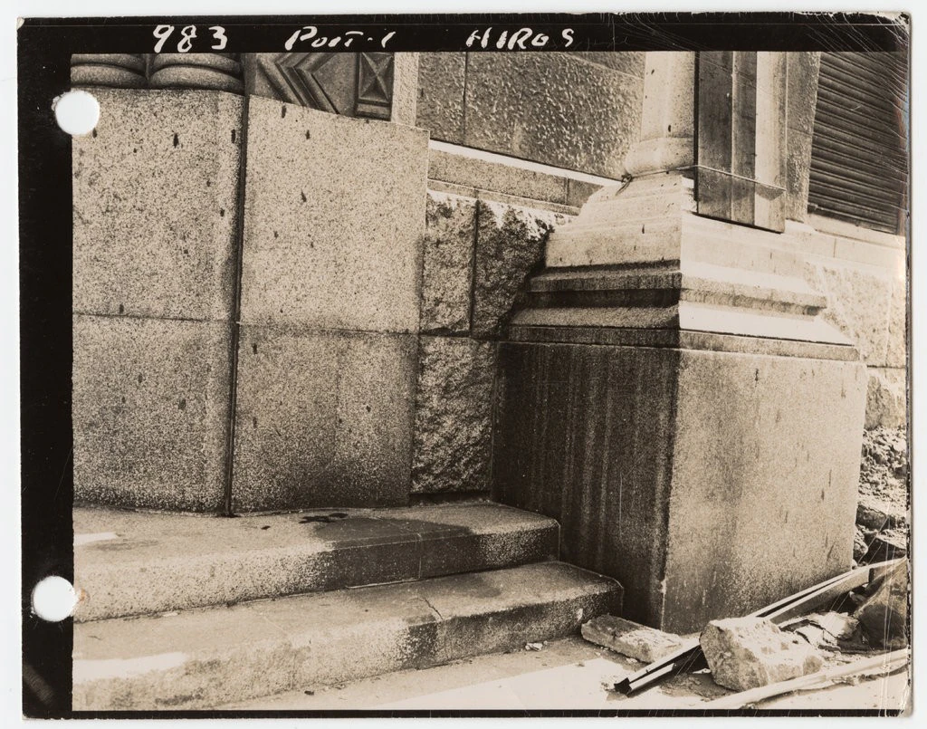 l'impronta di un uomo vaporizzato dalla bomba atomica sulle scale di un edificio di Hiroshima