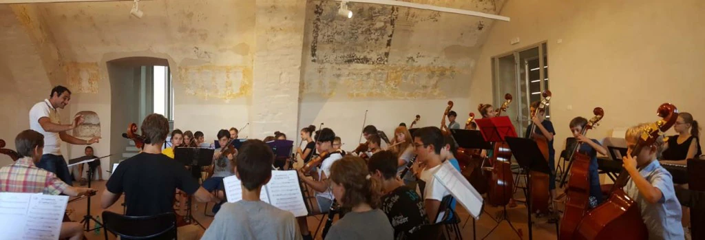 Orchestra dei bambini seguita dal Maestro