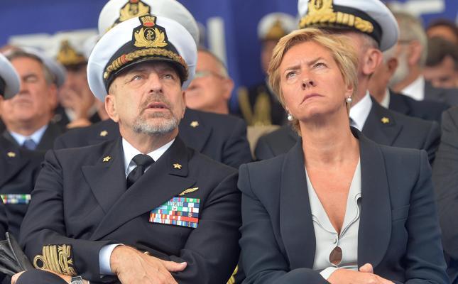 il ministro della Difesa ( da cosa?) e l'ex Capo di Stato Maggiore della Marina Ammiraglio De Giorgi